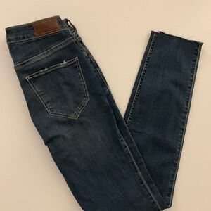 Hollister skinny Jean - Button front. Waist 24. Length 28. Never worn.